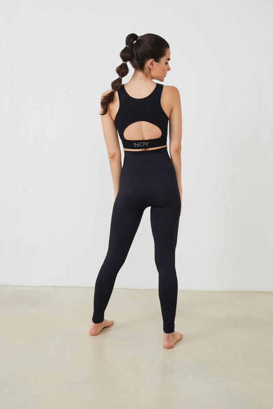 Conjunto yoga mujer marca NOY (not only yoga) modelo GAIA y top HERA sin costuras tono negro black lava