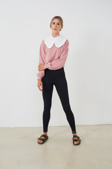 Sudadera mujer con CUELLO independiente  NOY (not only yoga) modelo CÉCILE de algodón orgánico blanco atado con botón en la parte delantera y combinado con legging negro y sandalias  negras