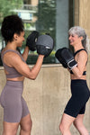 Top yoga mujer marca NOY (not only yoga) modelo HERA sin costuras tono negro black lava y taupe