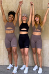 Top yoga mujer marca NOY (not only yoga) modelo HERA sin costuras tono negro black lava y Taupe