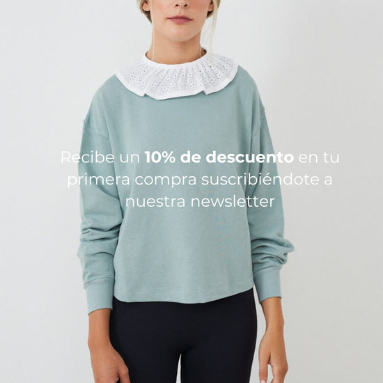 Sudadera mujer con CUELLO independiente tipo volante NOY (not only yoga) modelo Chlöe de algodón orgánico blanco atado con lazo en la parte trasera y combinado con legging negro