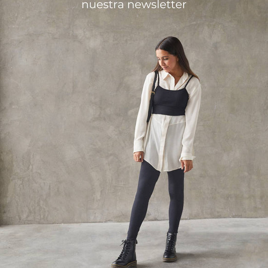 Conjunto yoga mujer marca NOY (not only yoga) modelo GAIA y top SELENE sin costuras tono negro black lava con camisa blanca oversize botas y mochila mini negra