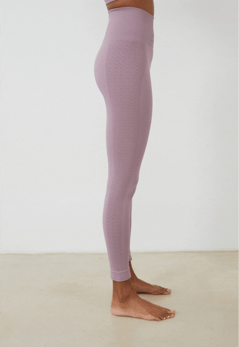 Vista detalle malla yoga larga mujer marca NOY (not only yoga) modelo GAIA sin costuras tono rosa lotus pink