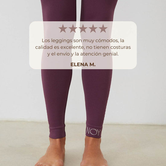 Vista detalle logo en tobillo malla yoga larga mujer marca NOY (not only yoga) modelo GAIA sin costuras tono cereza pansy plum