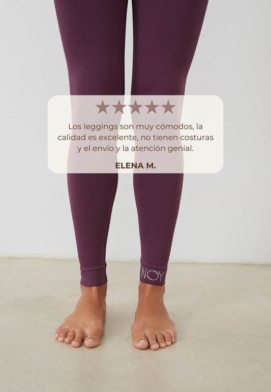 Vista detalle logo en tobillo malla yoga larga mujer marca NOY (not only yoga) modelo GAIA sin costuras tono cereza pansy plum