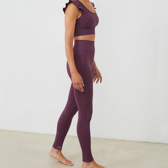 Conjunto yoga mujer marca NOY (not only yoga) modelo GAIA y top AINE con volantes sin costuras tono cereza pansy plum