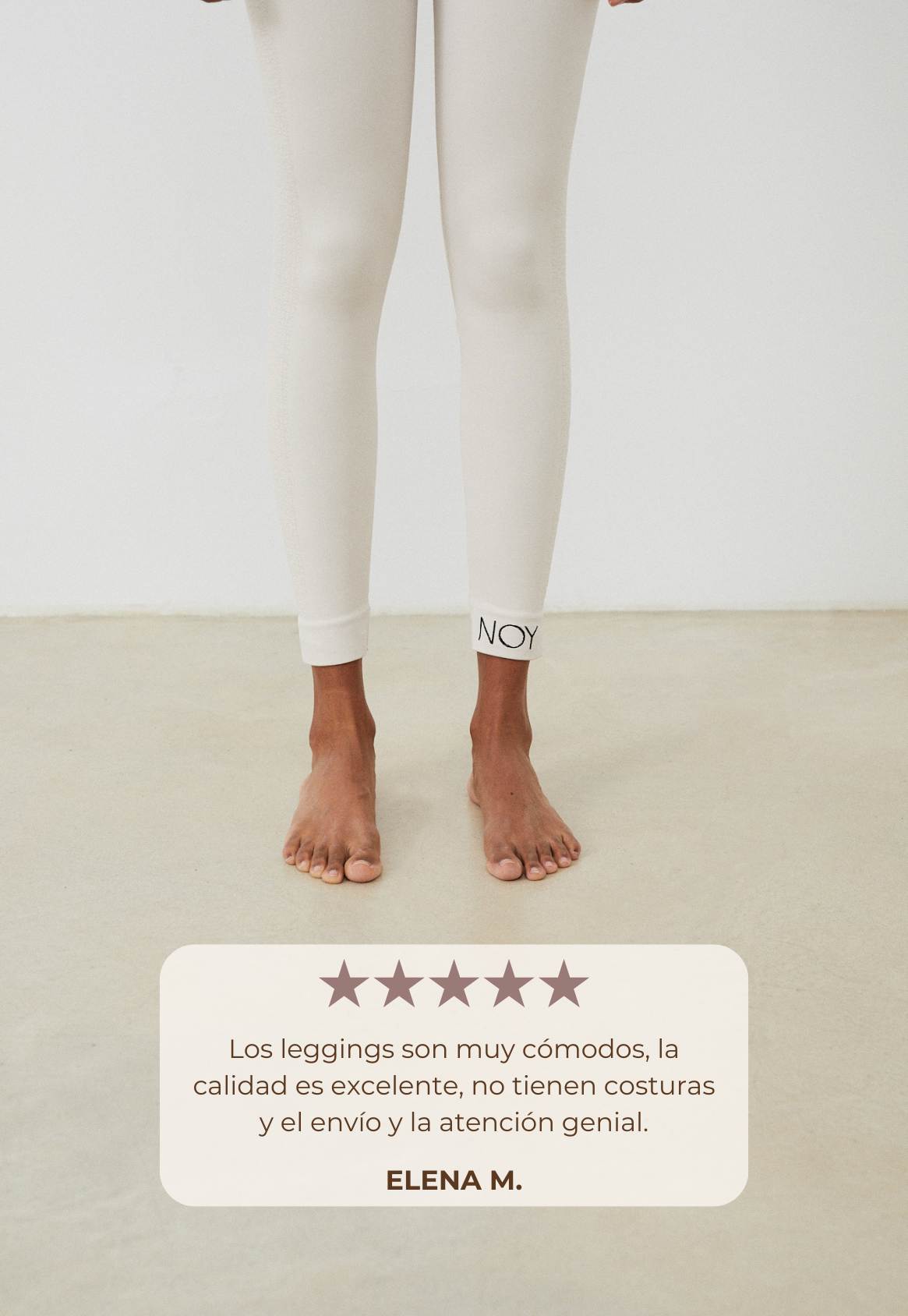 Vista detalle logo tobillo malla yoga larga mujer marca NOY (not only yoga) modelo GAIA sin costuras tono nude Sand