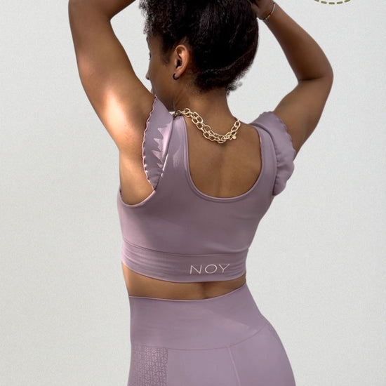 Vista trasera top yoga mujer marca NOY (not only yoga) modelo AINE con volantes tono rosa Lotus pink