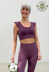 Vista frontal top yoga mujer marca NOY (not only yoga) modelo AINE con volantes tono cereza pansy plum
