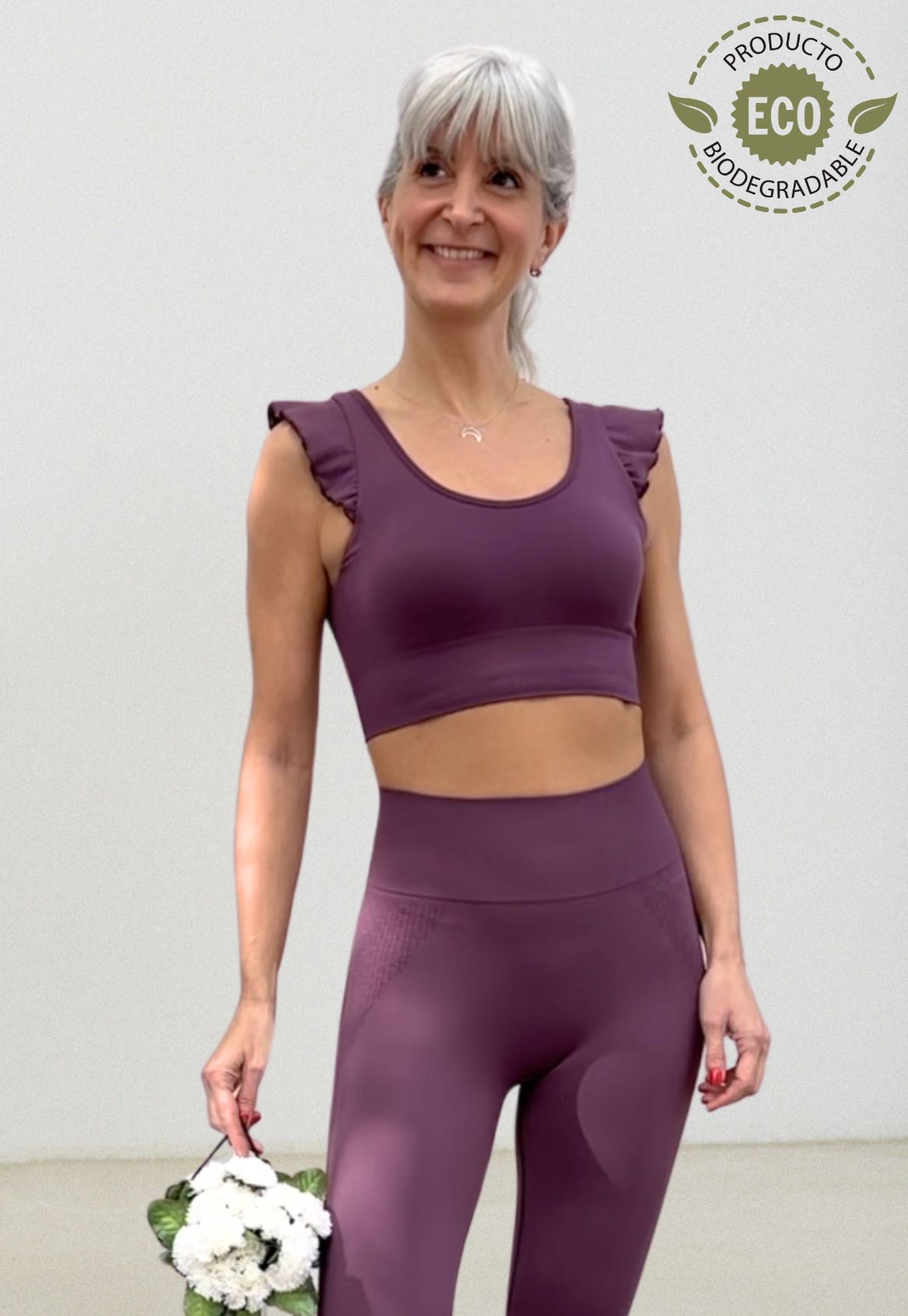 Vista frontal top yoga mujer marca NOY (not only yoga) modelo AINE con volantes tono cereza pansy plum