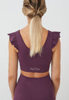 Vista trasera top yoga mujer marca NOY (not only yoga) modelo AINE con volantes tono cereza pansy plum