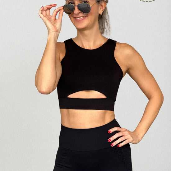 Top yoga mujer marca NOY (not only yoga) modelo HERA sin costuras tono negro black lava 