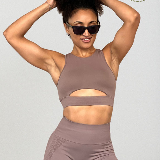 Top yoga mujer marca NOY (not only yoga) modelo HERA sin costuras tono taupe marron