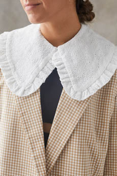 Cuello independiente y de quita y pon hecho con algodón 100% orgánico modelo Cécile blanco con botón delantero de la marca de moda y yoga sostenible NOY (Not Only Yoga) combinado con top y blaiser de vestir o trabajar