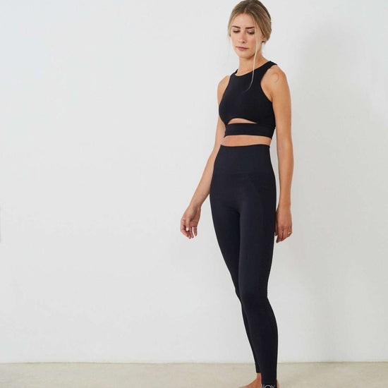 Conjunto yoga mujer marca NOY (not only yoga) modelo GAIA y top HERA sin costuras tono negro black lava