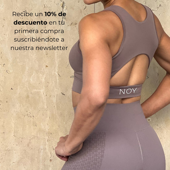 Top yoga mujer marca NOY (not only yoga) modelo HERA sin costuras tono taupe marron