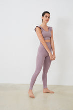 Cargar imagen en el visor de la galería, Conjunto yoga mujer marca NOY (not only yoga) modelo GAIA y top AINE con volantes sin costuras tono rosa Lotus pink
