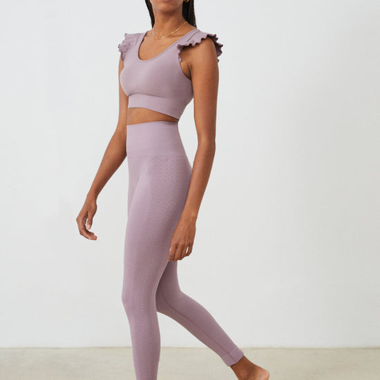 Conjunto yoga mujer marca NOY (not only yoga) modelo GAIA y top AINE con volantes sin costuras tono rosa Lotus pink