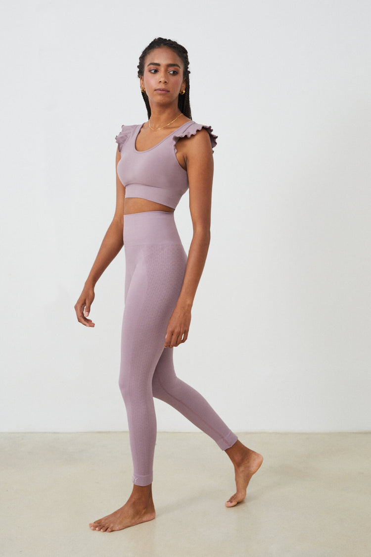 Conjunto yoga mujer marca NOY (not only yoga) modelo GAIA y top AINE con volantes sin costuras tono rosa Lotus pink