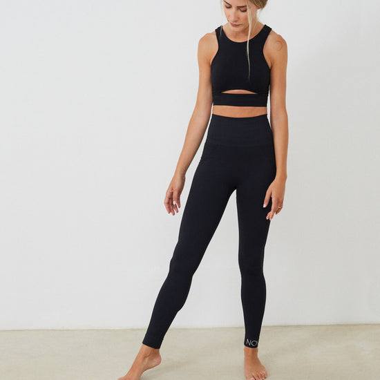 Conjunto yoga mujer  marca NOY (not only yoga) modelo GAIA y top HERA sin costuras tono negro black lava