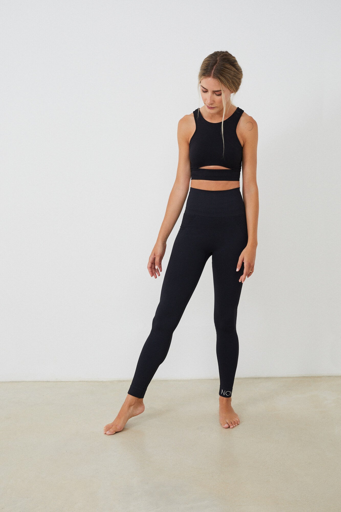 Conjunto yoga mujer  marca NOY (not only yoga) modelo GAIA y top HERA sin costuras tono negro black lava