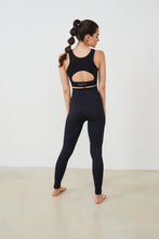 Cargar imagen en el visor de la galería, Conjunto yoga mujer marca NOY (not only yoga) modelo GAIA y top HERA sin costuras tono negro black lava
