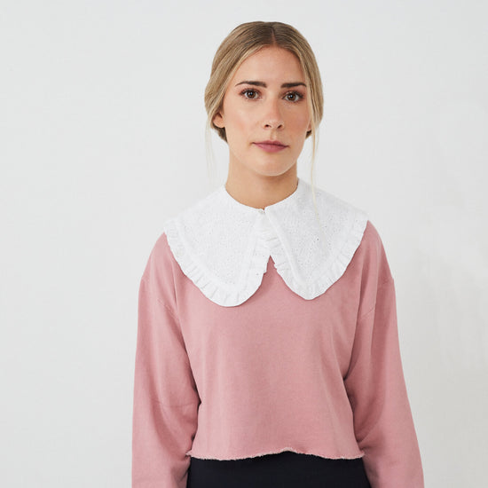 Sudadera mujer con CUELLO independiente  NOY (not only yoga) modelo CÉCILE de algodón orgánico blanco atado con botón en la parte delantera y combinado con legging negro