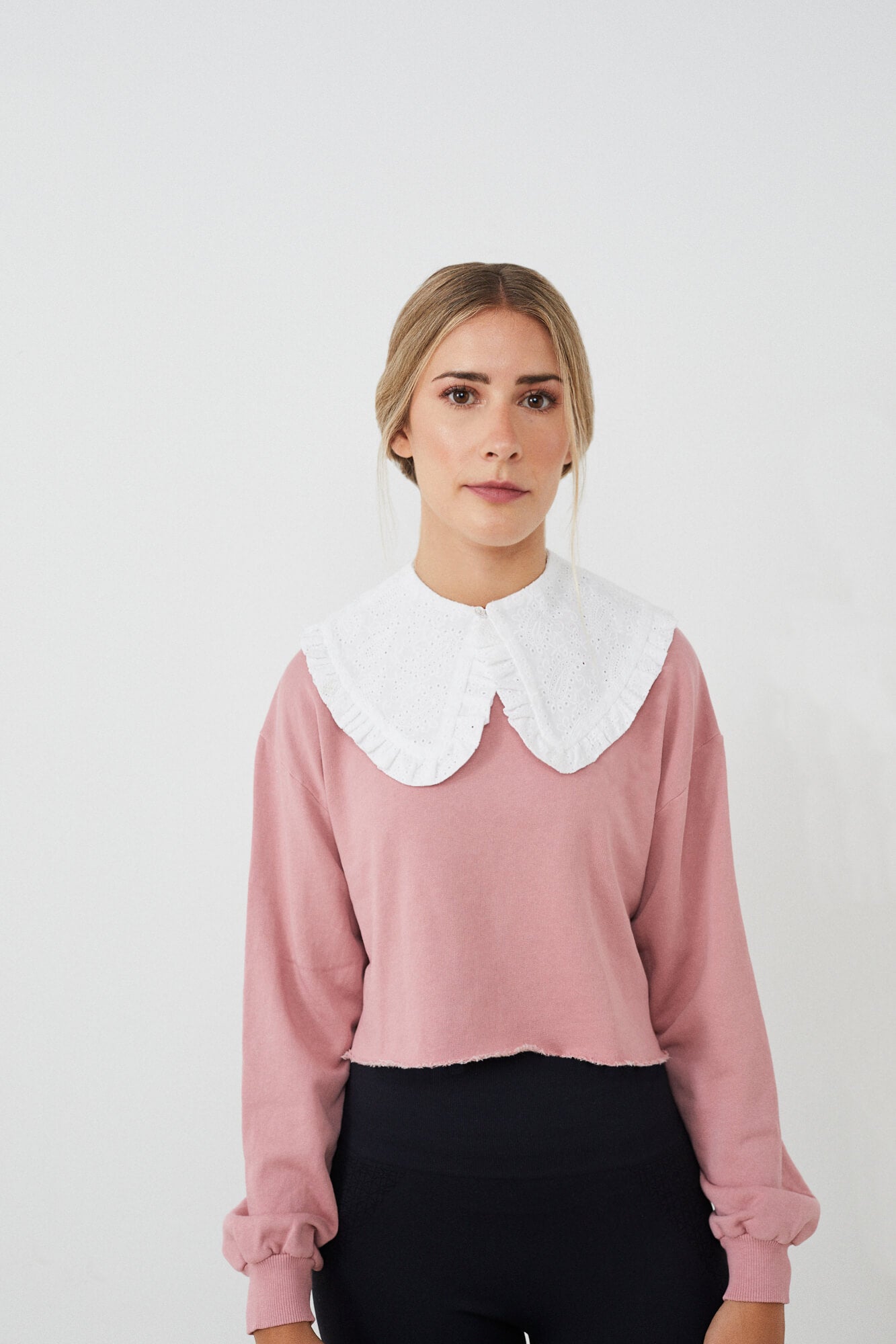 Sudadera mujer con CUELLO independiente  NOY (not only yoga) modelo CÉCILE de algodón orgánico blanco atado con botón en la parte delantera y combinado con legging negro