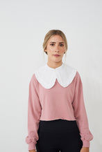 Cargar imagen en el visor de la galería, Sudadera mujer con CUELLO independiente  NOY (not only yoga) modelo CÉCILE de algodón orgánico blanco atado con botón en la parte delantera y combinado con legging negro
