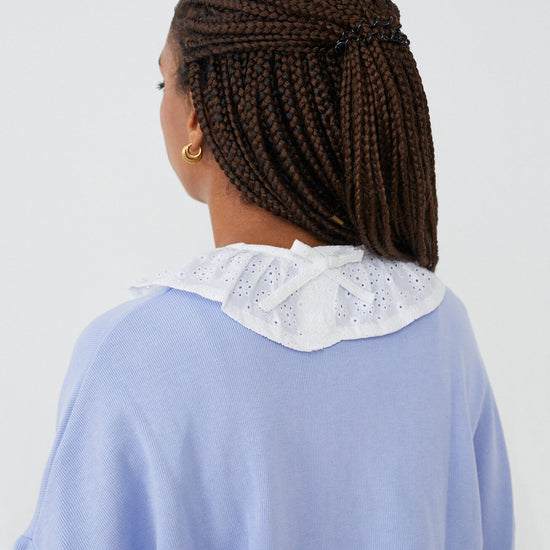 Sudadera con CUELLO independiente NOY (not only yoga) tipo volante modelo Chloë de algodón orgánico blanco atado con lazo en la parte trasera