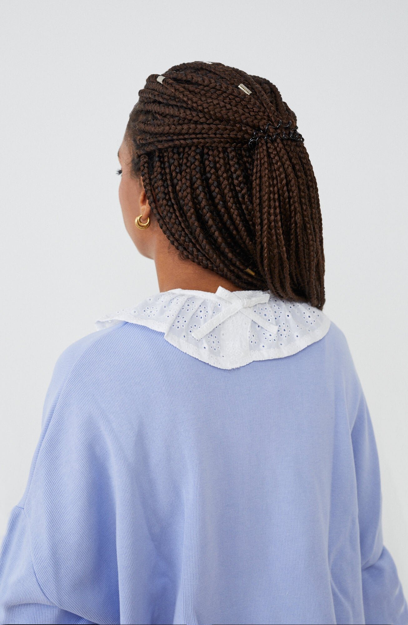 Sudadera con CUELLO independiente NOY (not only yoga) tipo volante modelo Chloë de algodón orgánico blanco atado con lazo en la parte trasera
