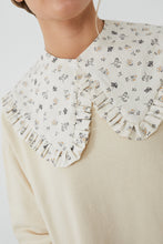 Cargar imagen en el visor de la galería, Sudadera con CUELLO independiente NOY (not only yoga) modelo CLAIRE de algodón orgánico estampado con flores en tonos neutros atado con botón en la parte delantera
