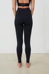 Vista trasera malla yoga larga mujer marca NOY (not only yoga) modelo GAIA sin costuras tono negro black lava