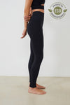 Vista lateral malla yoga larga mujer marca NOY (not only yoga) modelo GAIA sin costuras tono negro black lava