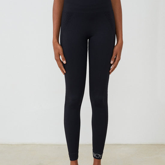 Vista frontal malla yoga larga mujer marca NOY (not only yoga) modelo GAIA sin costuras tono negro black lava