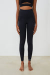 Vista frontal malla yoga larga mujer marca NOY (not only yoga) modelo GAIA sin costuras tono negro black lava