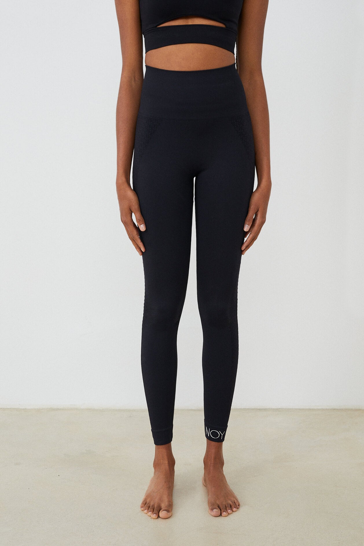 Vista frontal malla yoga larga mujer marca NOY (not only yoga) modelo GAIA sin costuras tono negro black lava