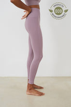 Cargar imagen en el visor de la galería, Vista lateral malla yoga larga mujer marca NOY (not only yoga) modelo GAIA sin costuras tono rosa lotus pink
