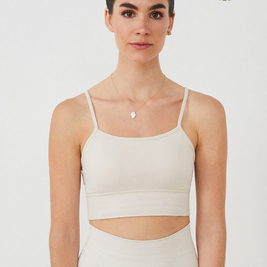Vista frontal top yoga mujer marca NOY (not only yoga) modelo SELENE sin costuras con tirantes tono nude sand