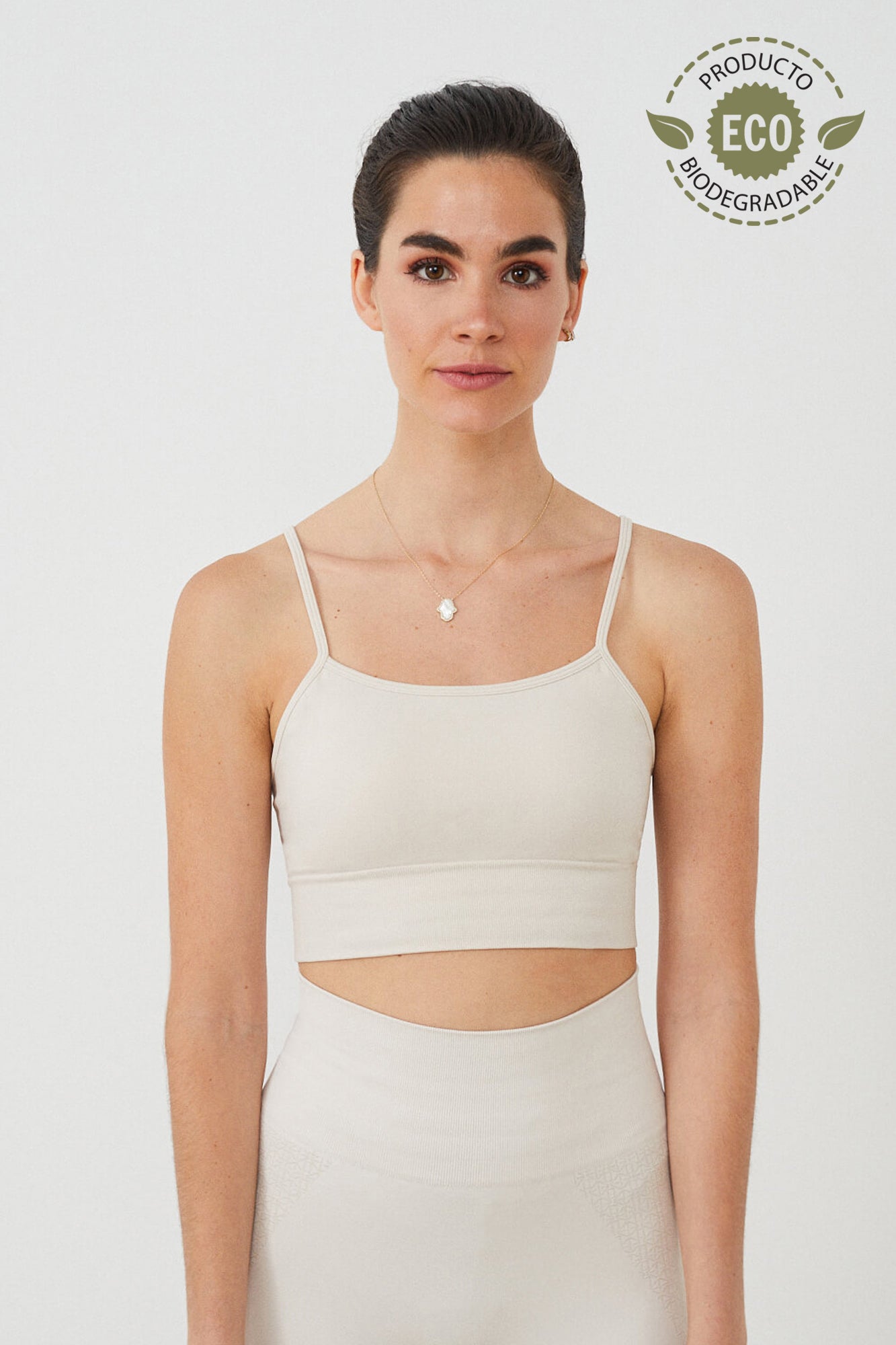 Vista frontal top yoga mujer marca NOY (not only yoga) modelo SELENE sin costuras con tirantes tono nude sand