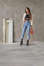 Cargar imagen en el visor de la galería, Top yoga mujer marca NOY (not only yoga) modelo HERA sin costuras tono negro black lava combinado con blazer beige vaqueros botas y bolso naranja
